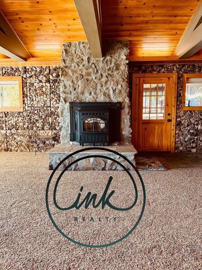 Building Photo - Charming Cabin-Style Home with Stunning To...