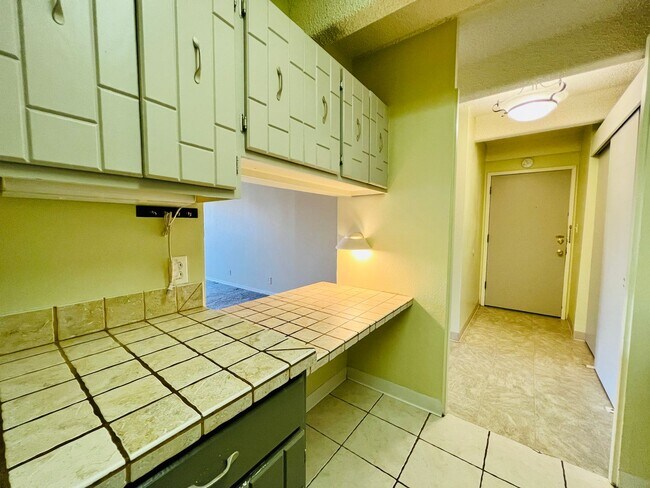 Building Photo - CHARMING 2 BED APT IN THE HEART OF CONGRES...