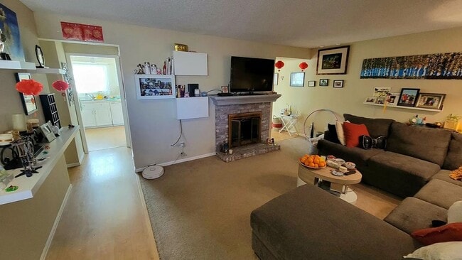 Building Photo - Spacious 4-bedroom, 3.5-bathroom townhome ...