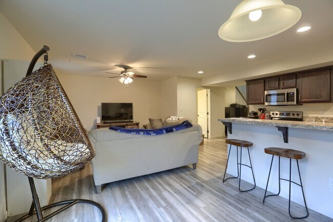 Building Photo - Furnished 3 bedroom townhome