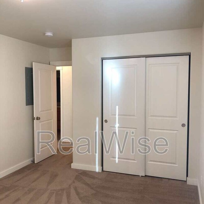 Building Photo - 1214 SW 27th St