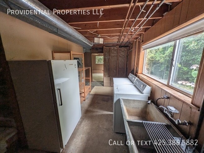 Building Photo - 714 100th Ave SE
