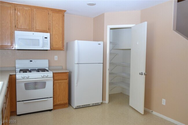 Building Photo - 520 Taunton St