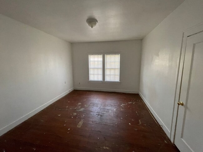 Building Photo - 3 bedroom, 1 bath