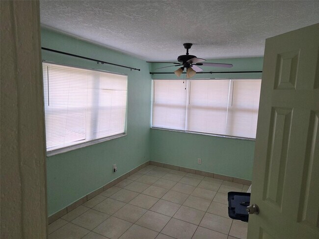 Building Photo - 4031 NE 8th Ave