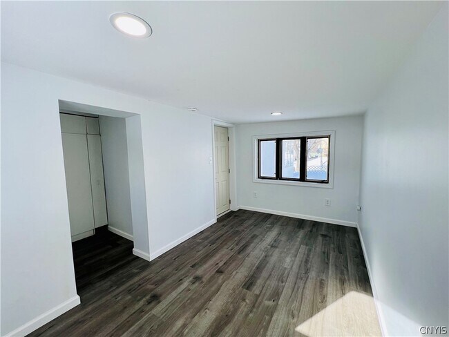 Building Photo - 140 E Oneida St