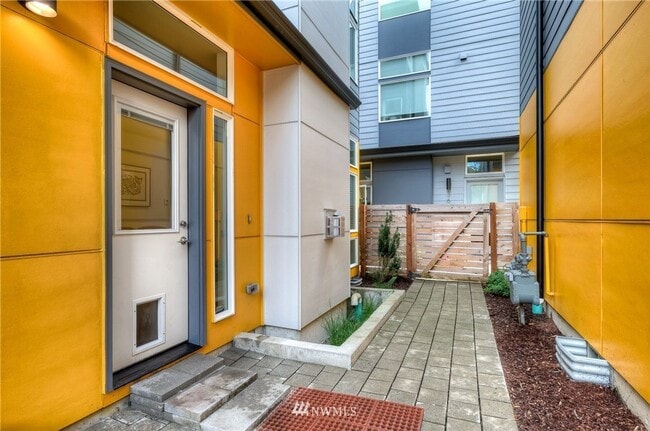 Building Photo - LIKE NEW LUXURY GENESEE PARK TOWNHOME AVAI...