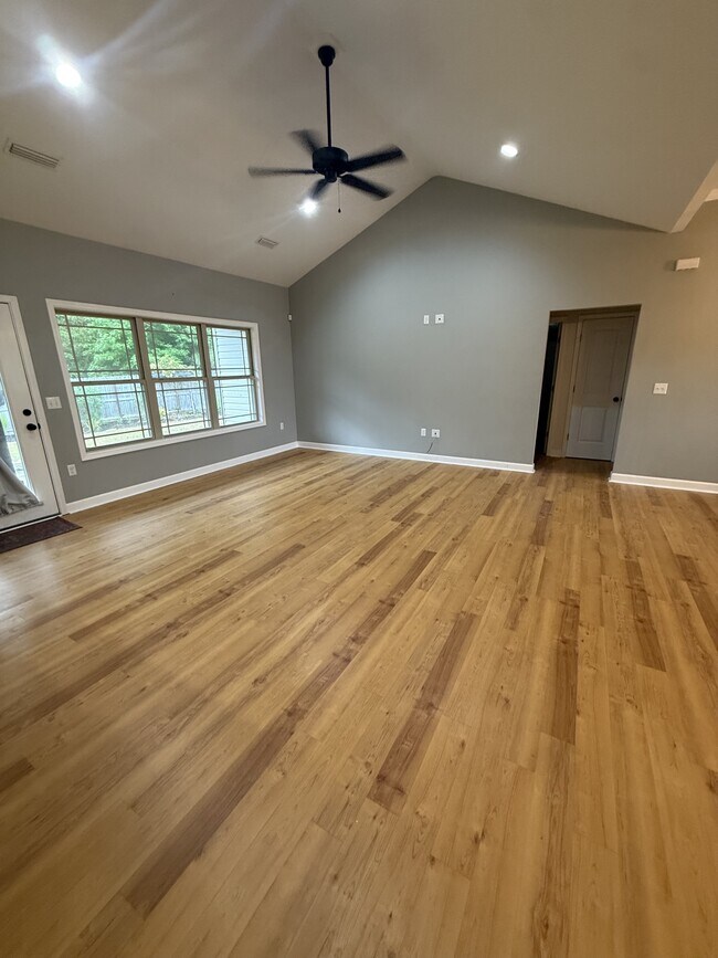 Building Photo - 255 Lizzy Ct