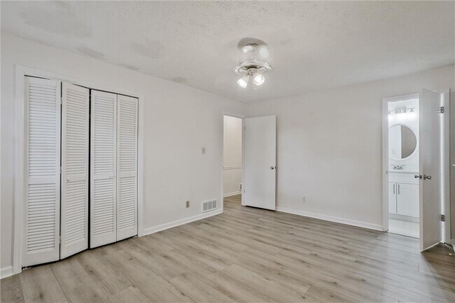 Building Photo - 2041 Collinswood Dr