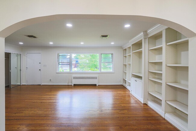 Building Photo - 2302 Farringdon Rd