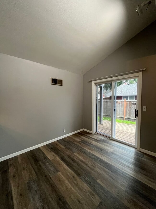 Building Photo - 2-Bedroom 1 1/2-Bathroom townhouse style d...