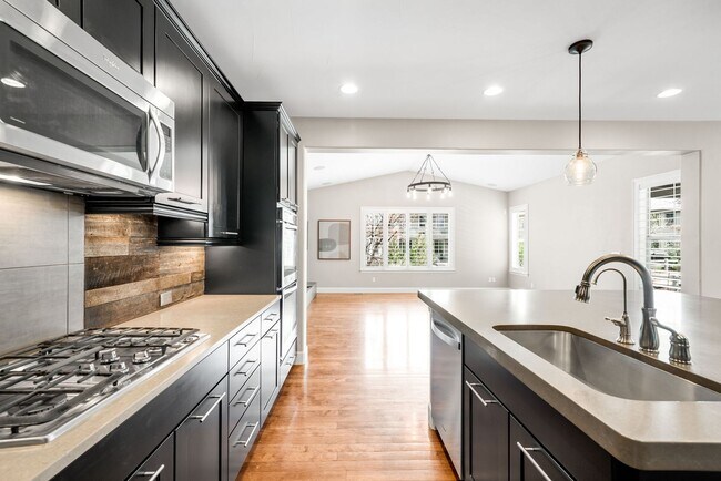 Building Photo - Luxury 4BD, 4BA Backcountry Home with Fenc...