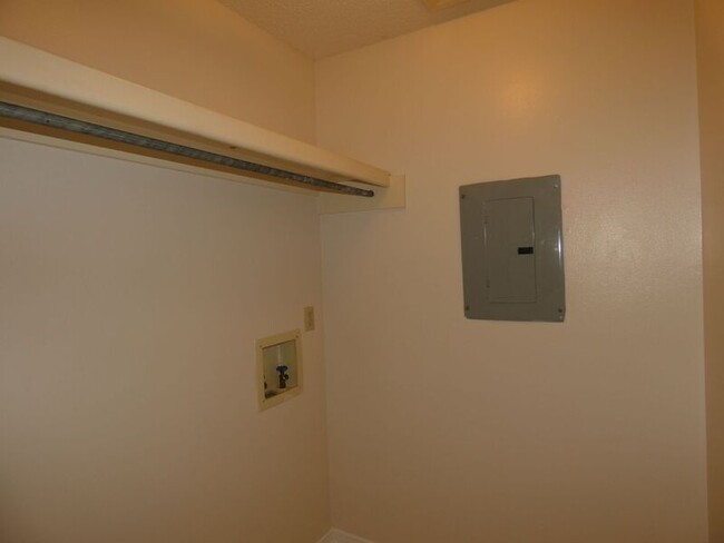 Building Photo - 3864 Oakus Dr