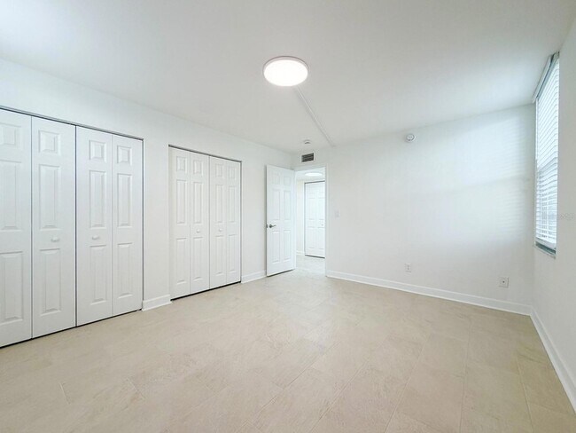 Building Photo - 7625 Sun Island Dr S