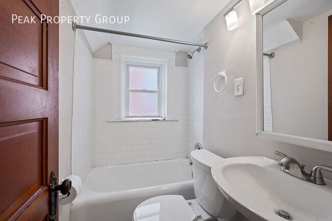 Building Photo - 2354 Stratford Ave