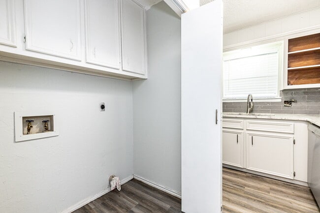 Building Photo - 2/2 in Frenship Schools. LOCATION! 1/2 off first months rent!