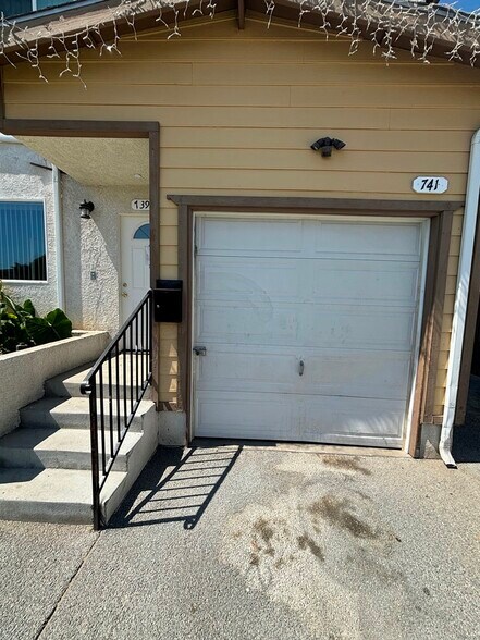 Building Photo - 739 E 79th St