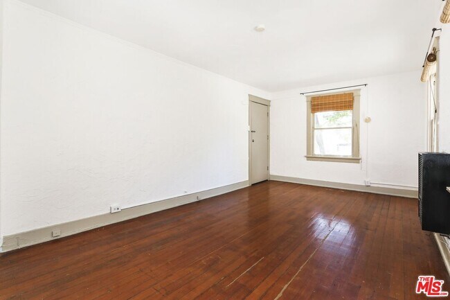 Building Photo - 1159 N Fuller Ave