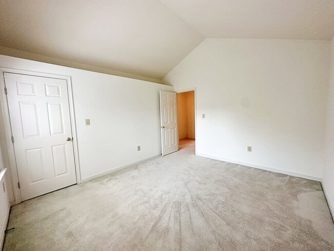 Building Photo - 4 Bedroom Townhouse Near Chesterfield Cour...