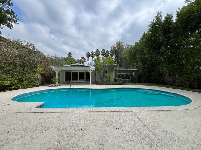 Building Photo - Encino 3+3 w/gated entry, pool + solar panels!