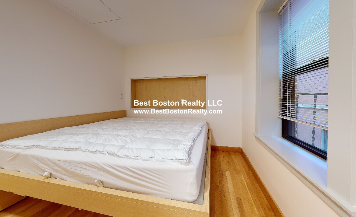 Building Photo - 115 Mt Auburn St