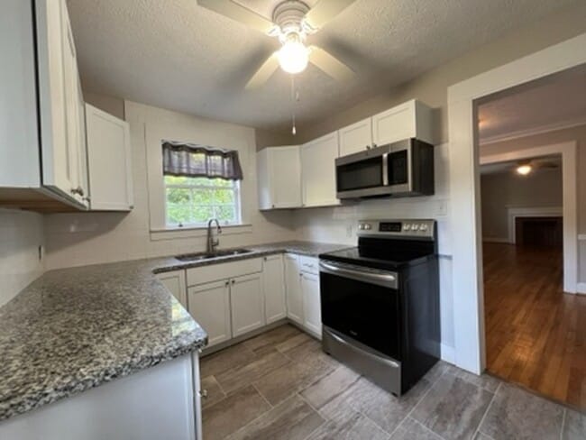 Building Photo - Adorable 3 Bedroom/2 Bath Home located in ...