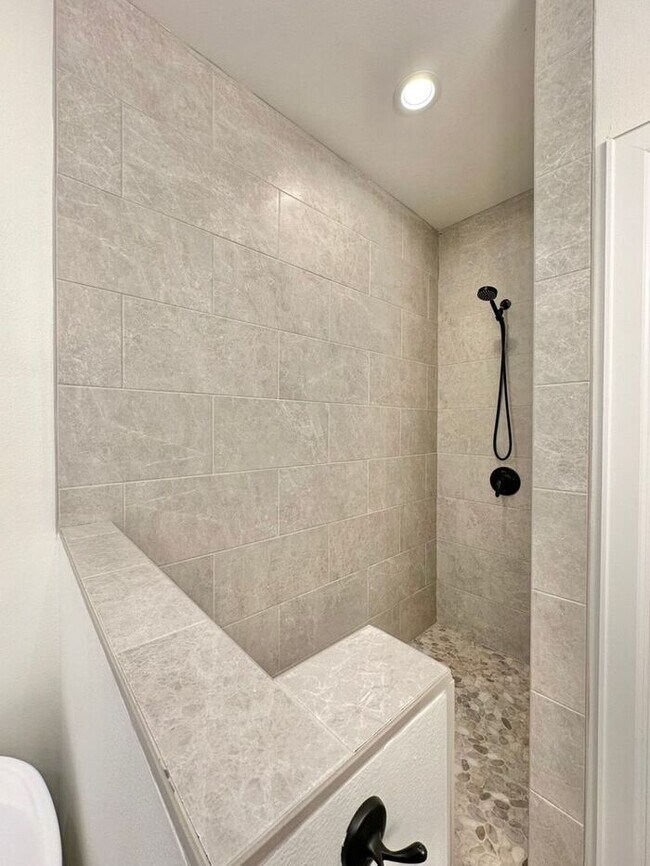 Building Photo - Stunning 3/2/2 on the Outskirts of Lindale!