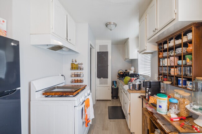 Kitchen - 115 N Oak St