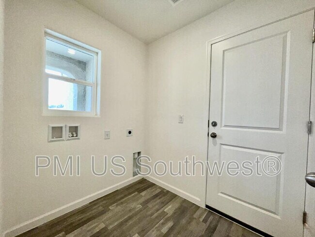 Building Photo - 2411 Village Dr