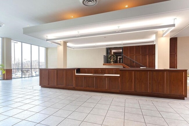 Building Photo - 1 Bedroom Condo With Den