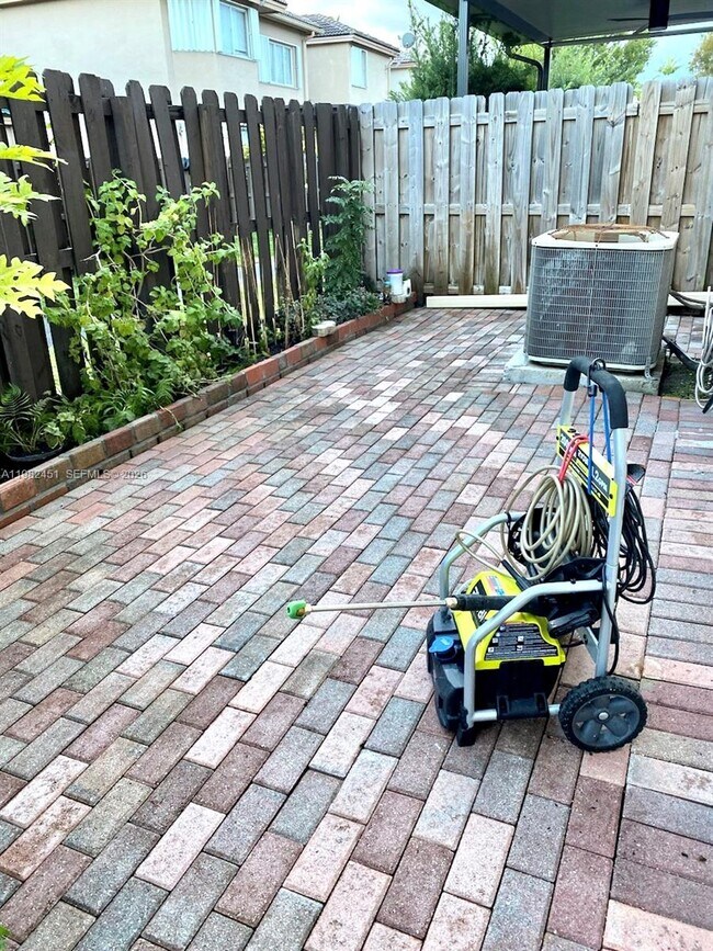 Building Photo - 11210 NW 73rd Terrace