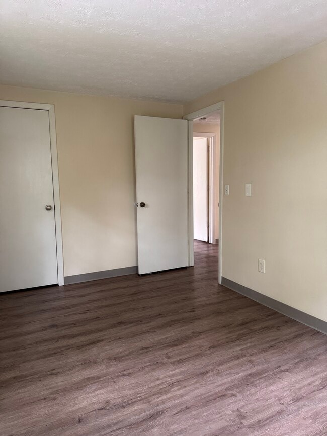 Building Photo - Briarwood 11