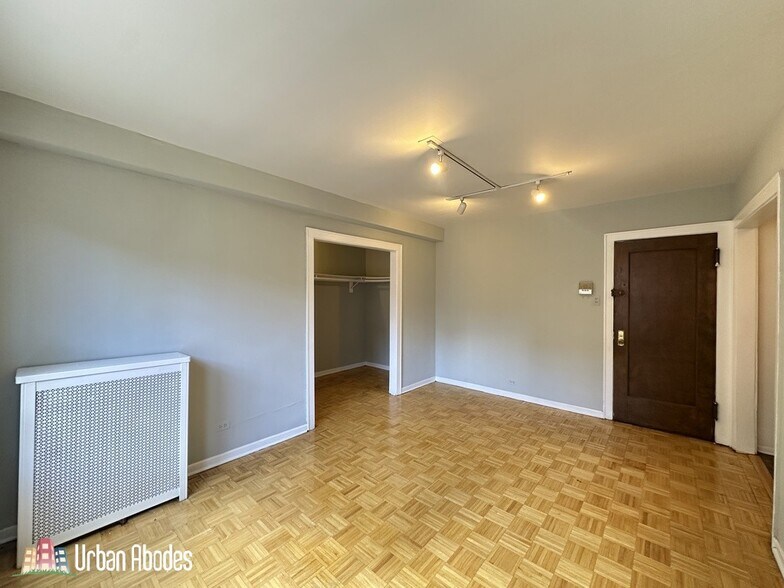 Building Photo - 727 W Belmont Ave