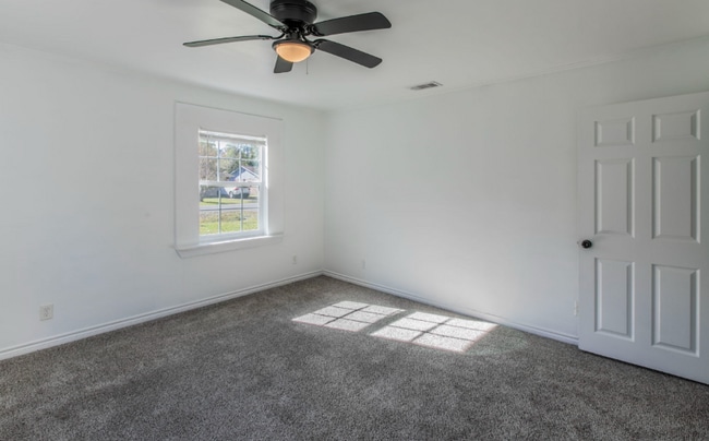 Building Photo - 301 E Dumble St