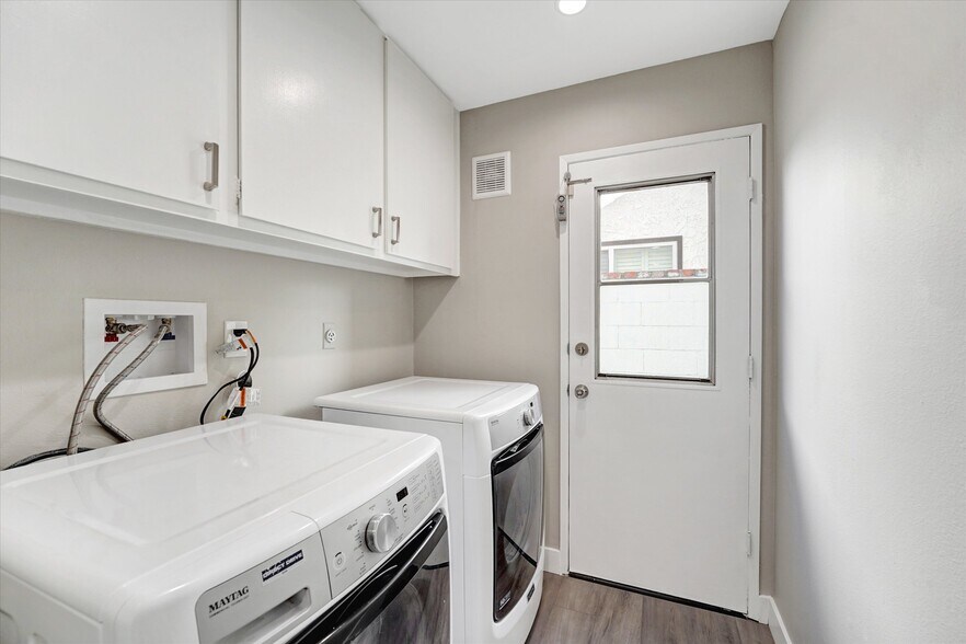 Building Photo - 5346 Tyrone Ave