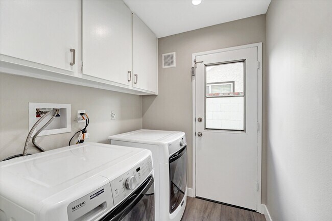 Building Photo - 5346 Tyrone Ave