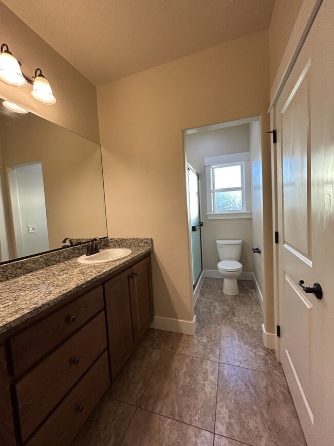 Building Photo - 3 Bedroom 2 Bath Townhome with Attached Ga...