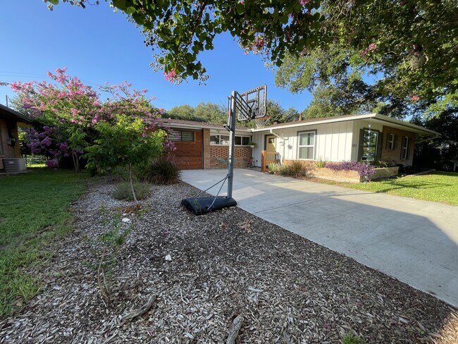 Building Photo - 403 Marquis Ln