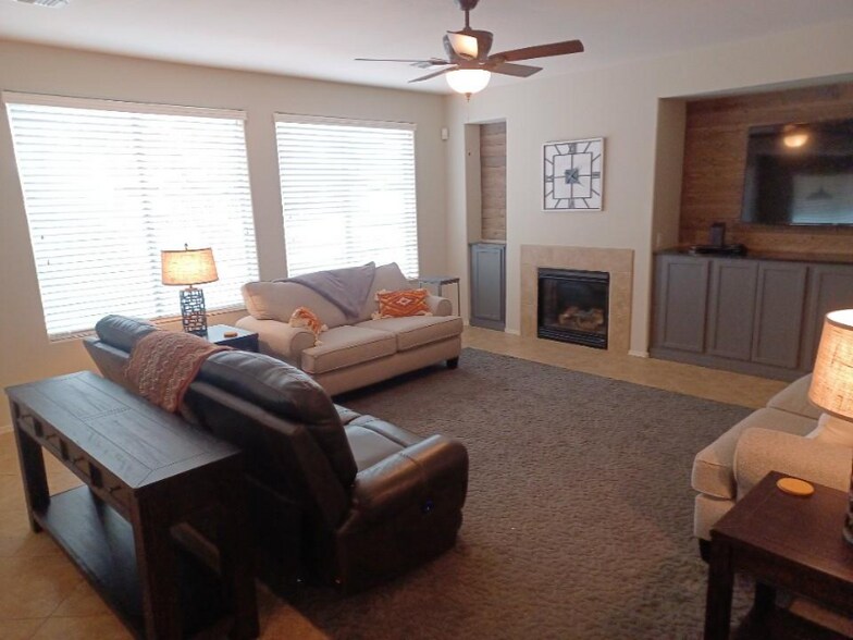 Building Photo - 18096 W Paradise Ln