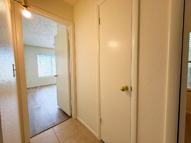 Building Photo - Golf Course Backyard! Updated 3-Bed Home i...