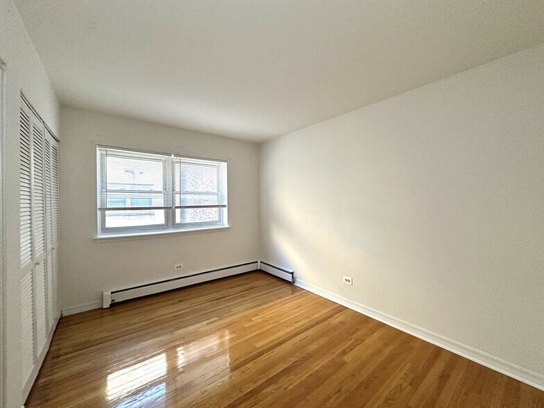 Building Photo - 6830 N Sheridan Rd