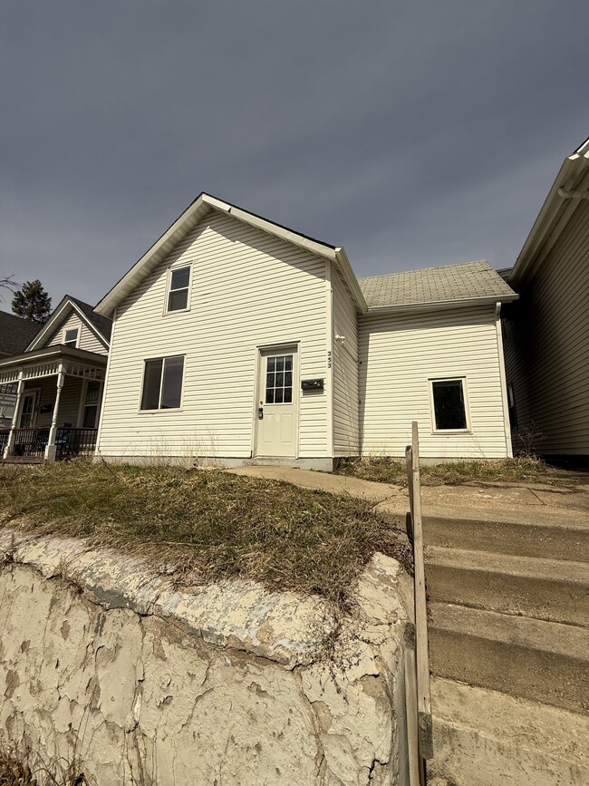 Building Photo - 353 Sherburne Ave