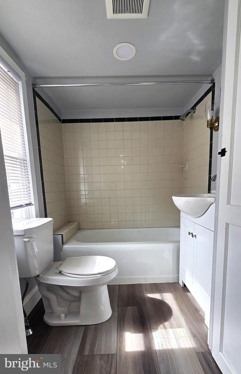 Building Photo - 215 Cowpath Rd