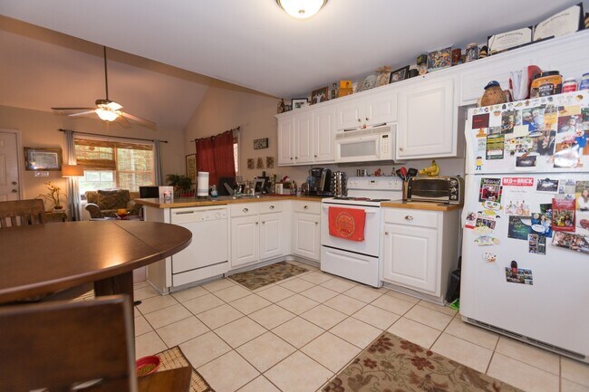 Building Photo - 3 BR, 2 BA House