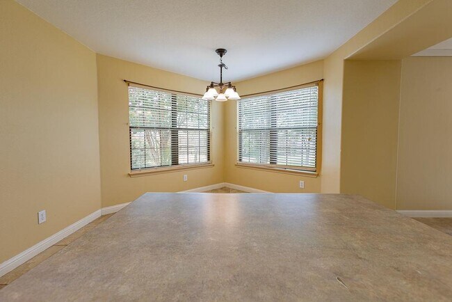 Building Photo - 211 Rim Rock Dr