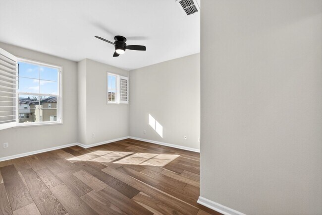 Building Photo - Beautiful Upgraded Townhome: 1,676 sqft, 2-Car Garage + Iron Horse Trail Access