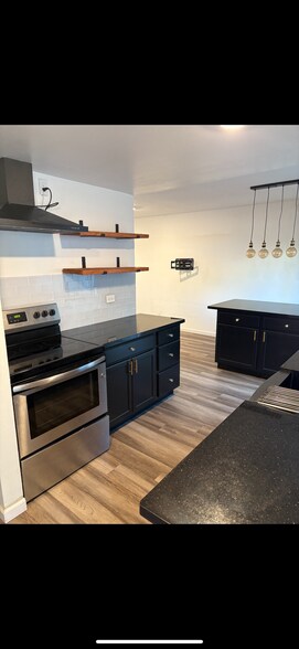 Building Photo - 303 Roundtree Ct
