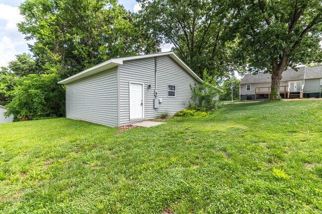 Building Photo - 2208 Sanderson Rd
