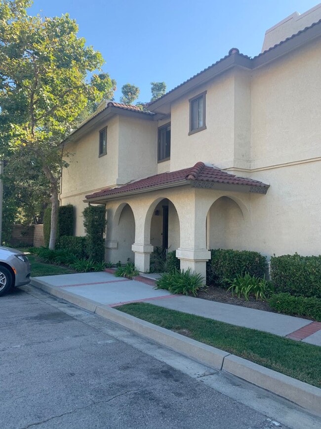 Building Photo - Spacious Lake Forest condo available 09/05...