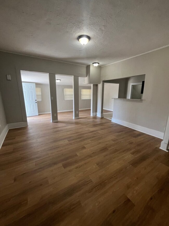 Building Photo - Plenty of Space!!